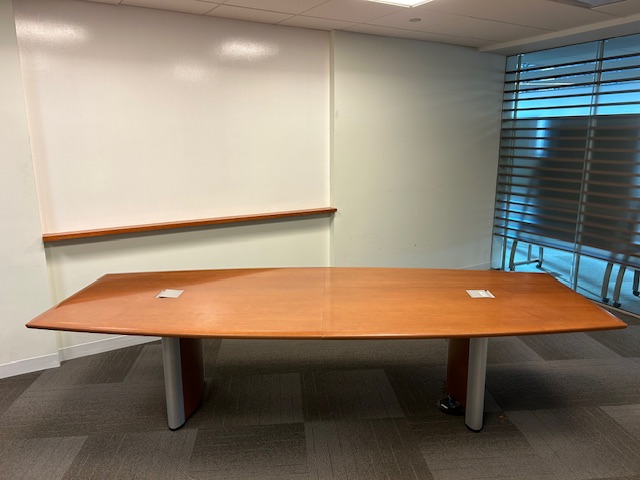 10′ x 4′ Boatshape Table w/power