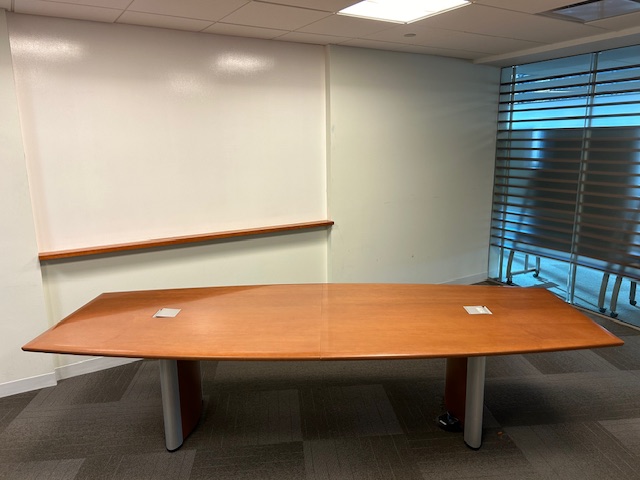 10′ x 4′ Boatshape Table w/power