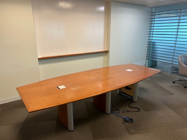 10’x 4′ Boatshape Table w/power
