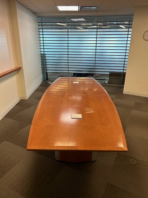 10’x 4′ Boatshape Table w/power