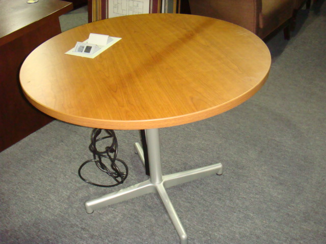 36″ round table w/power