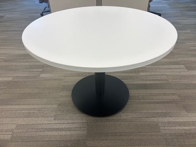 42” round white table