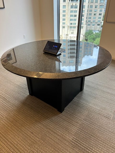 5′ Round table w/power