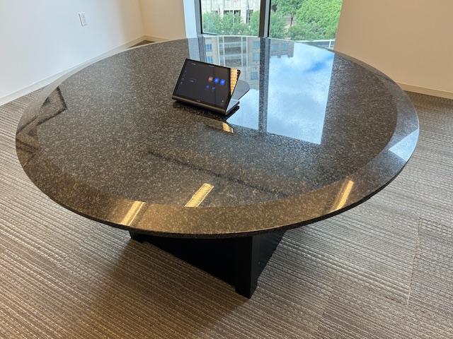 5′ Round table w/power