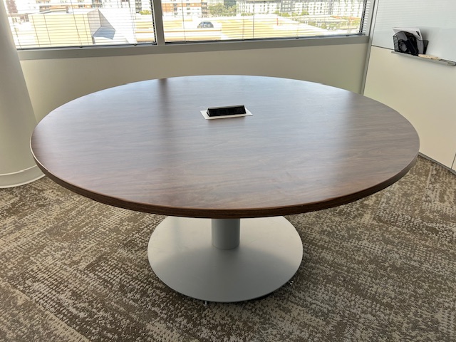 5’ Round table w/power