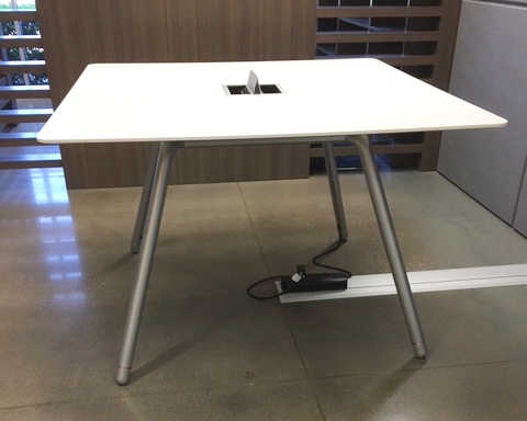 5′ x 40″H Table w/power