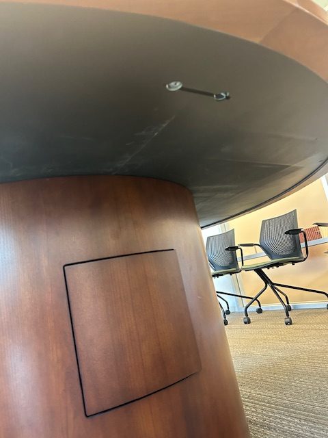 6’ Round table w/power