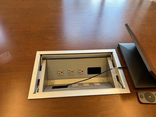 6’ Round table w/power