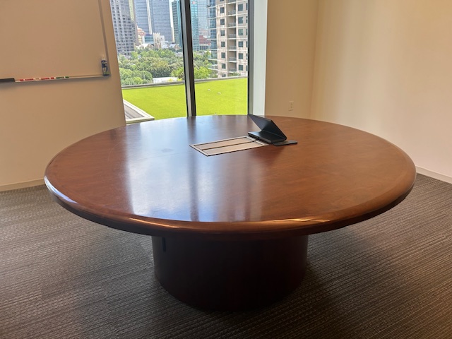 6’ Round table w/power