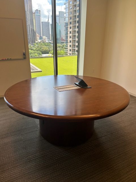 6’ Round table w/power