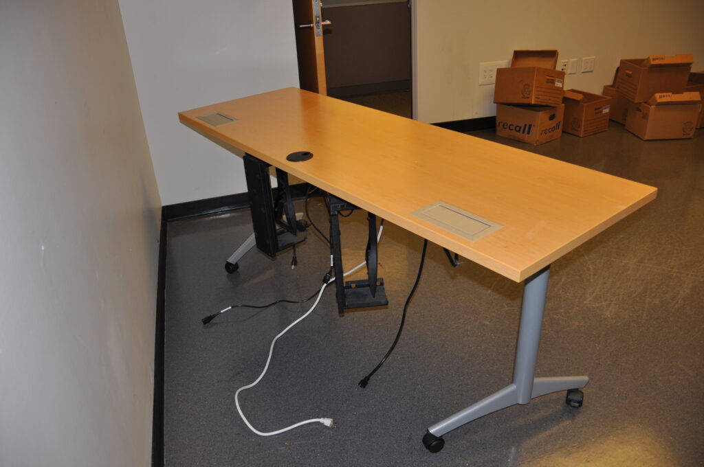 6′ x 2′ Nesting table w/power