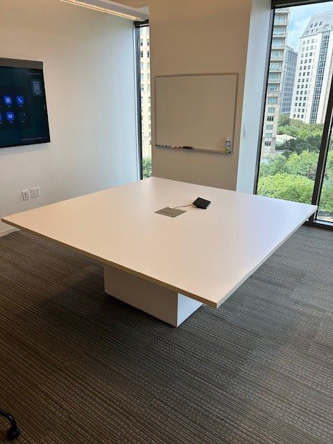 6′ x 6′ Table w/power