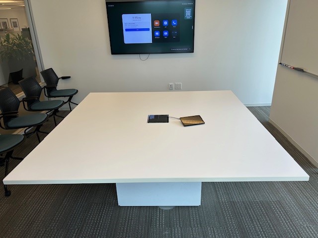 6′ x 6′ Table w/power