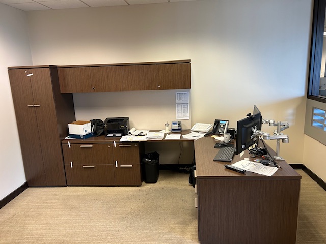6’ x 9.5’ L shape desk w/OH