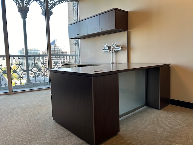 6’ x 9.5’ L shape desk w/OH