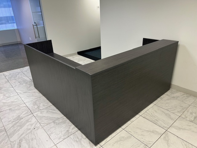 7′ x 7.5′ Receptionist Desk