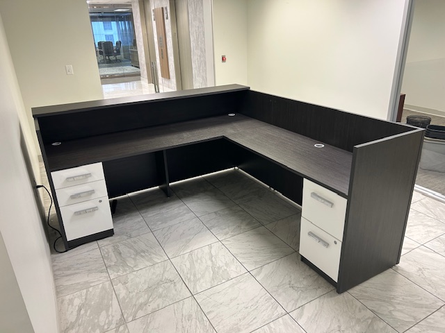 7′ x 7.5′ Receptionist Desk