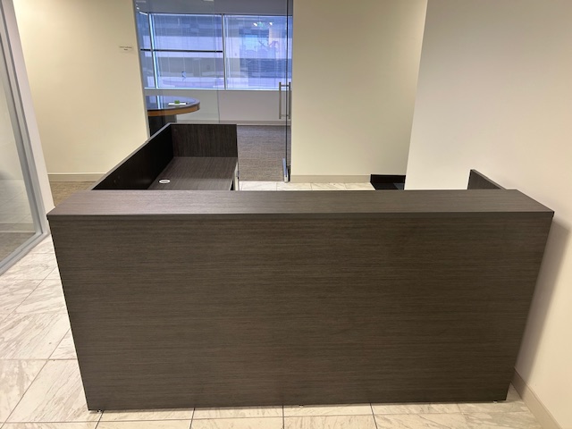 7′ x 7.5′ Receptionist Desk