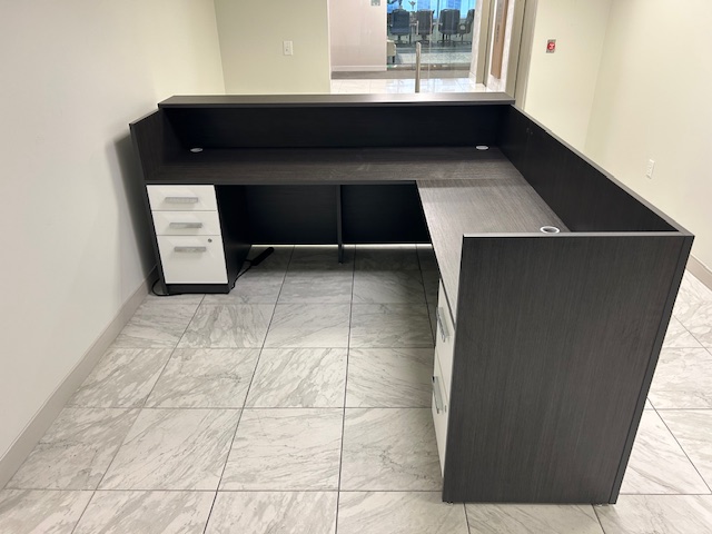 7′ x 7.5′ Receptionist Desk