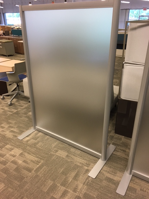 Freestanding divider screen