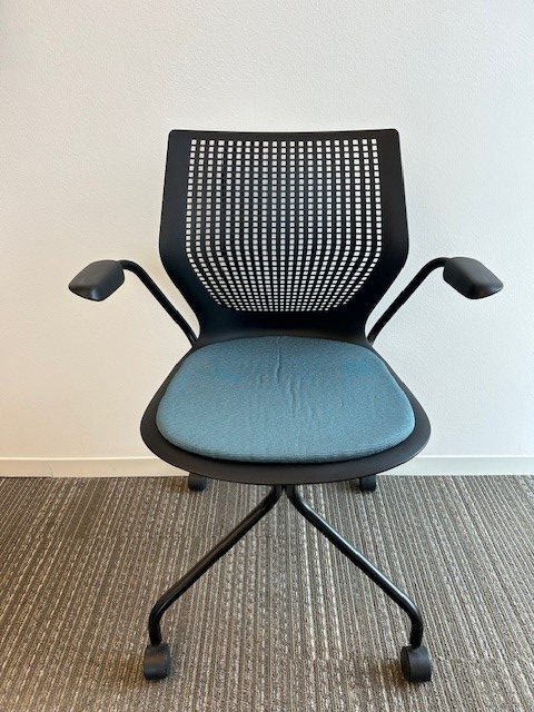 Knoll Multigeneration chair – Blue seat