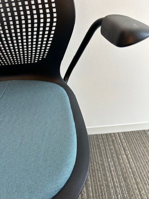 Knoll Multigeneration chair – Blue seat