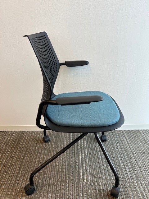 Knoll Multigeneration chair – Blue seat