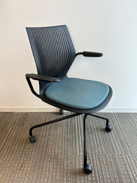 Knoll Multigeneration chair – Blue seat