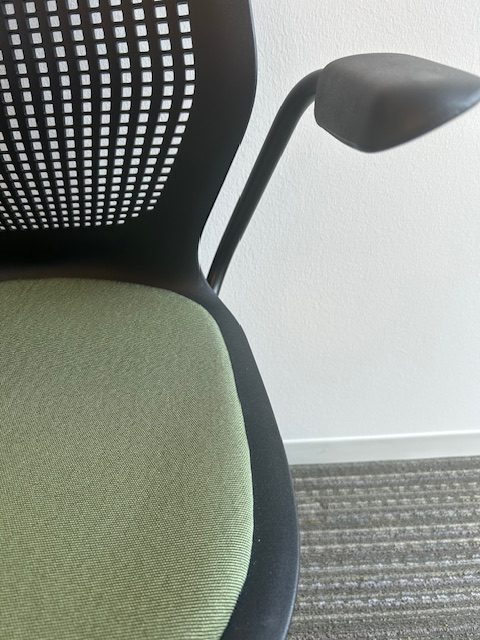 Knoll Multigeneration chair – Green seat