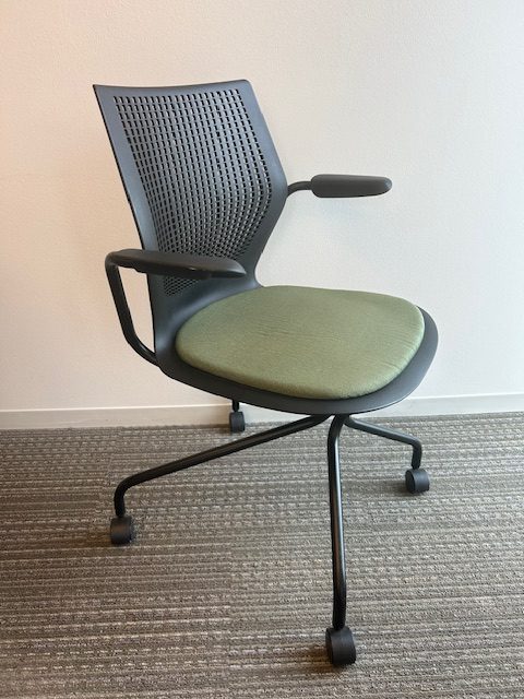 Knoll Multigeneration chair – Green seat