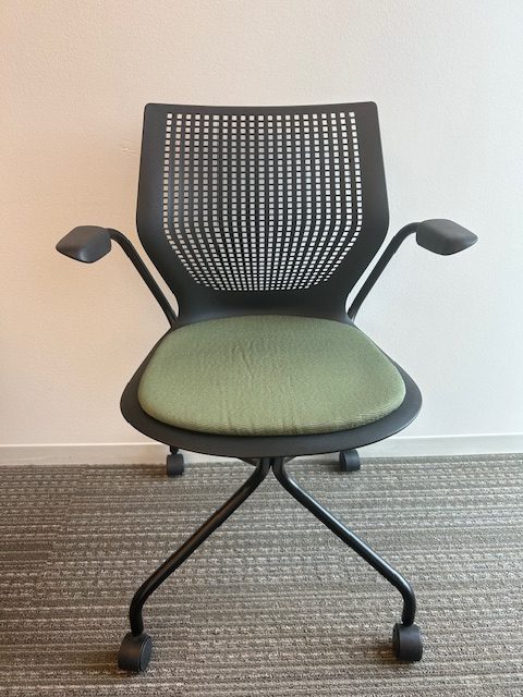 Knoll Multigeneration chair – Green seat