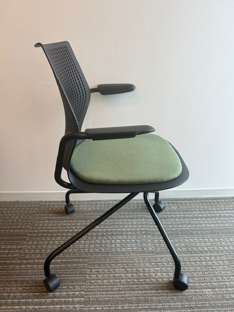 Knoll Multigeneration chair – Green seat