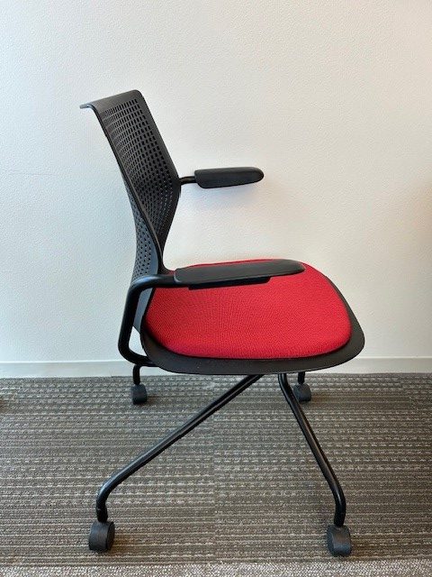 Knoll Multigeneration chair – Red seat