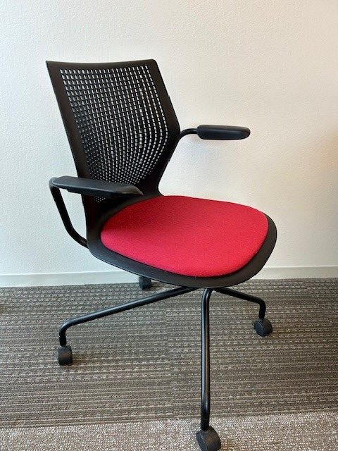 Knoll Multigeneration chair – Red seat