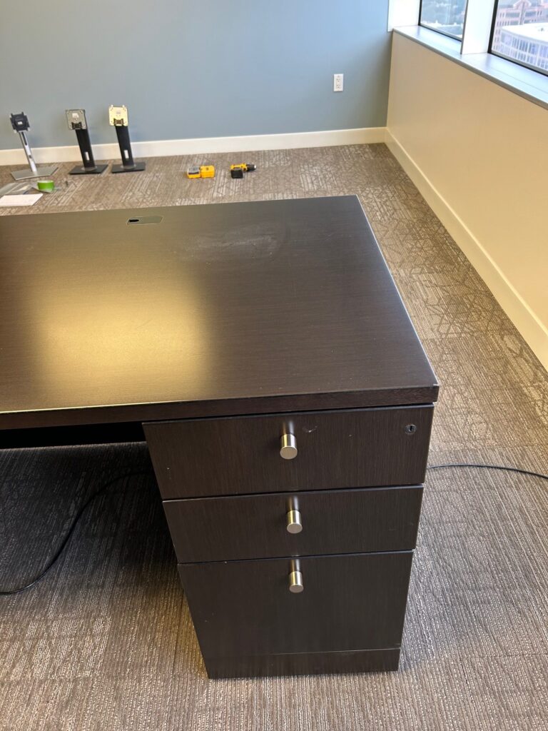 Knoll U shape w/Overhead