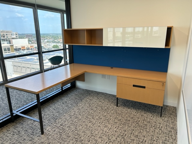 L Shape Desk w/overhead