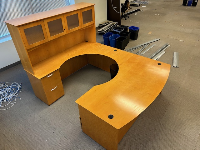 Maple U shape desk w/hutch