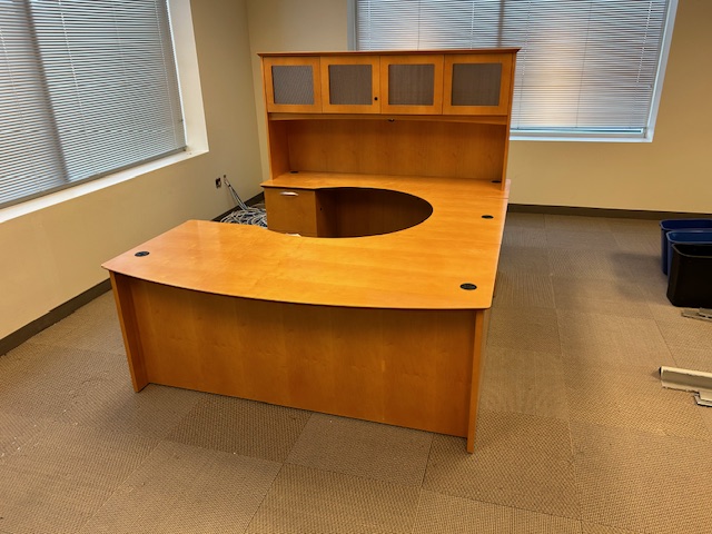 Maple U shape desk w/hutch