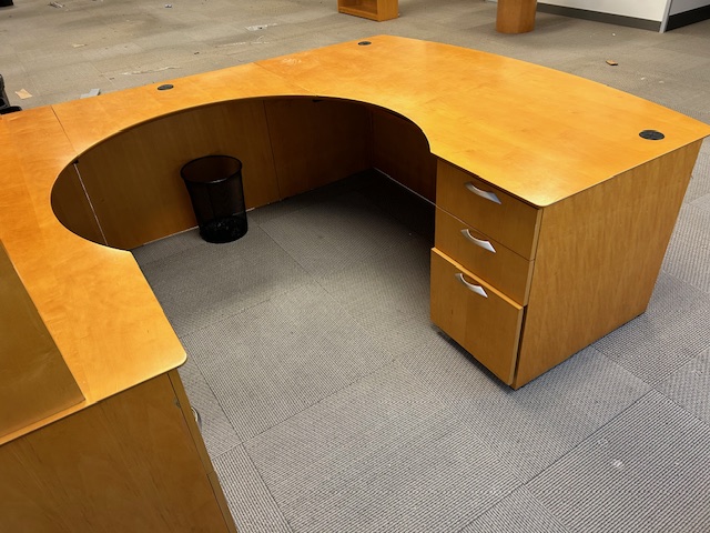Maple U shape desk w/hutch