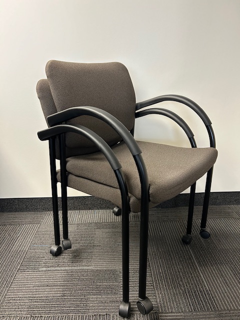 Mobile side chair with arms