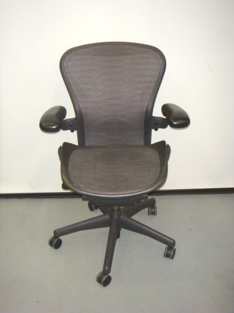 Size B Aeron chair “Tuxedo” mesh