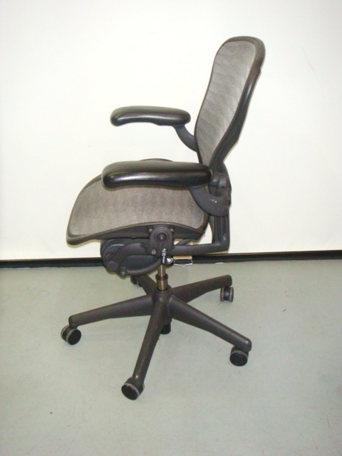 Size B Aeron chair “Tuxedo” mesh