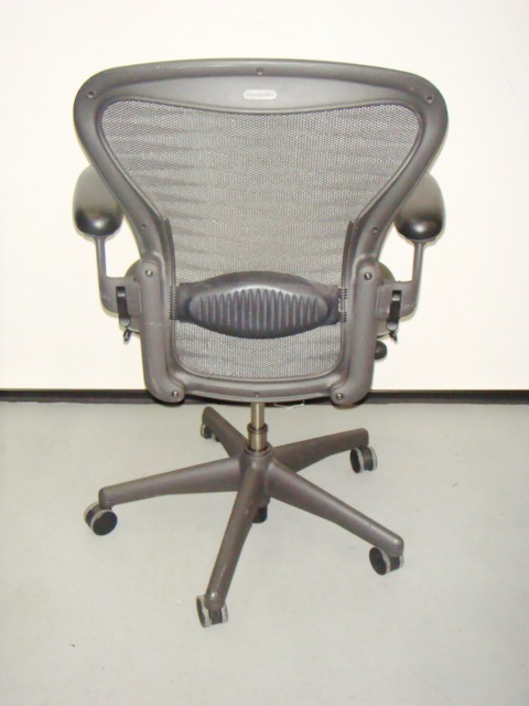 Size B Aeron chair “Tuxedo” mesh