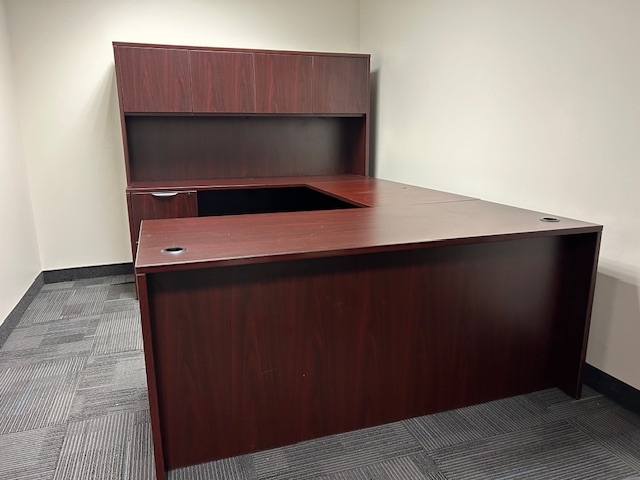 U shape desk w/hutch