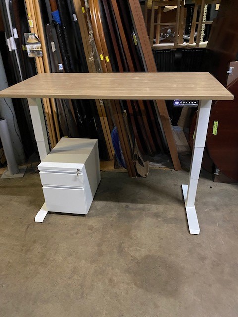 Electric sit/stand desk