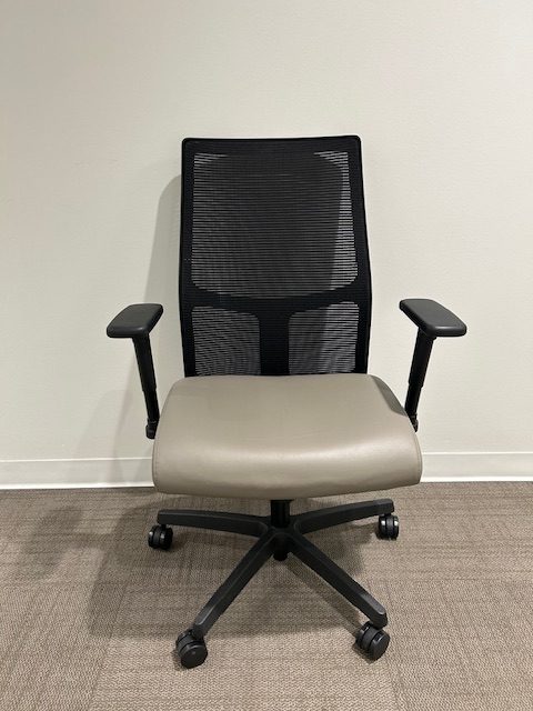 Hon Ignition 2.0 chair w/adj. arms